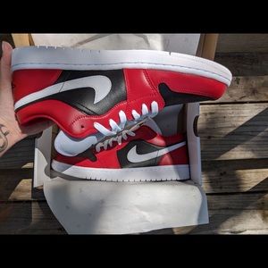 LAST CALL. Jordan 1 low! Red / black / white!
